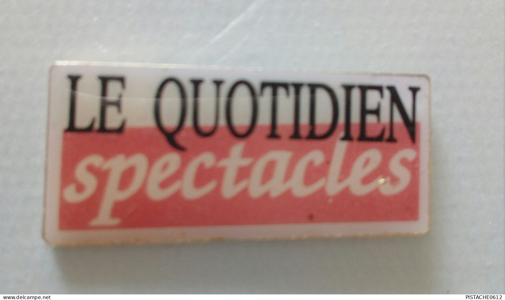 Pin's Le Quotidien Spectacles Signé Collection Groupe Quotidien Sante/1992 Caroline Lisfranc - Médias