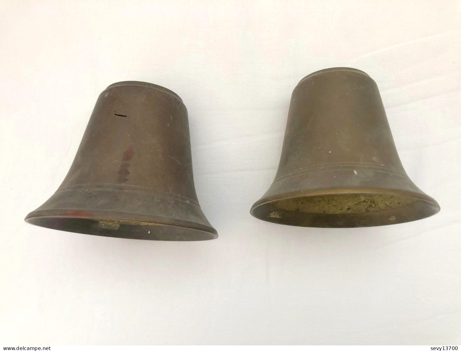 2 Cloches En Bronze Sans Battant Et Sans Anse - Campanas