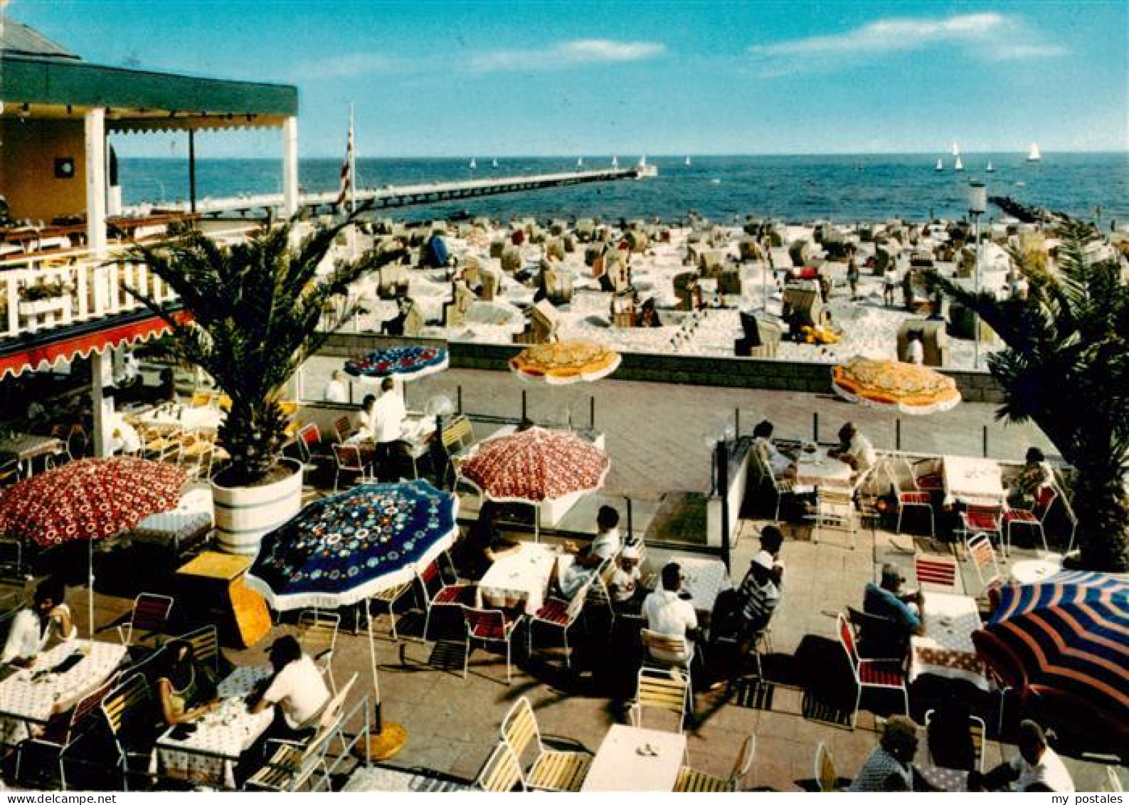 73924843 Groemitz_Ostseebad Strandhallen Terrasse Mit Blick Zum Strand Seebrueck - Groemitz