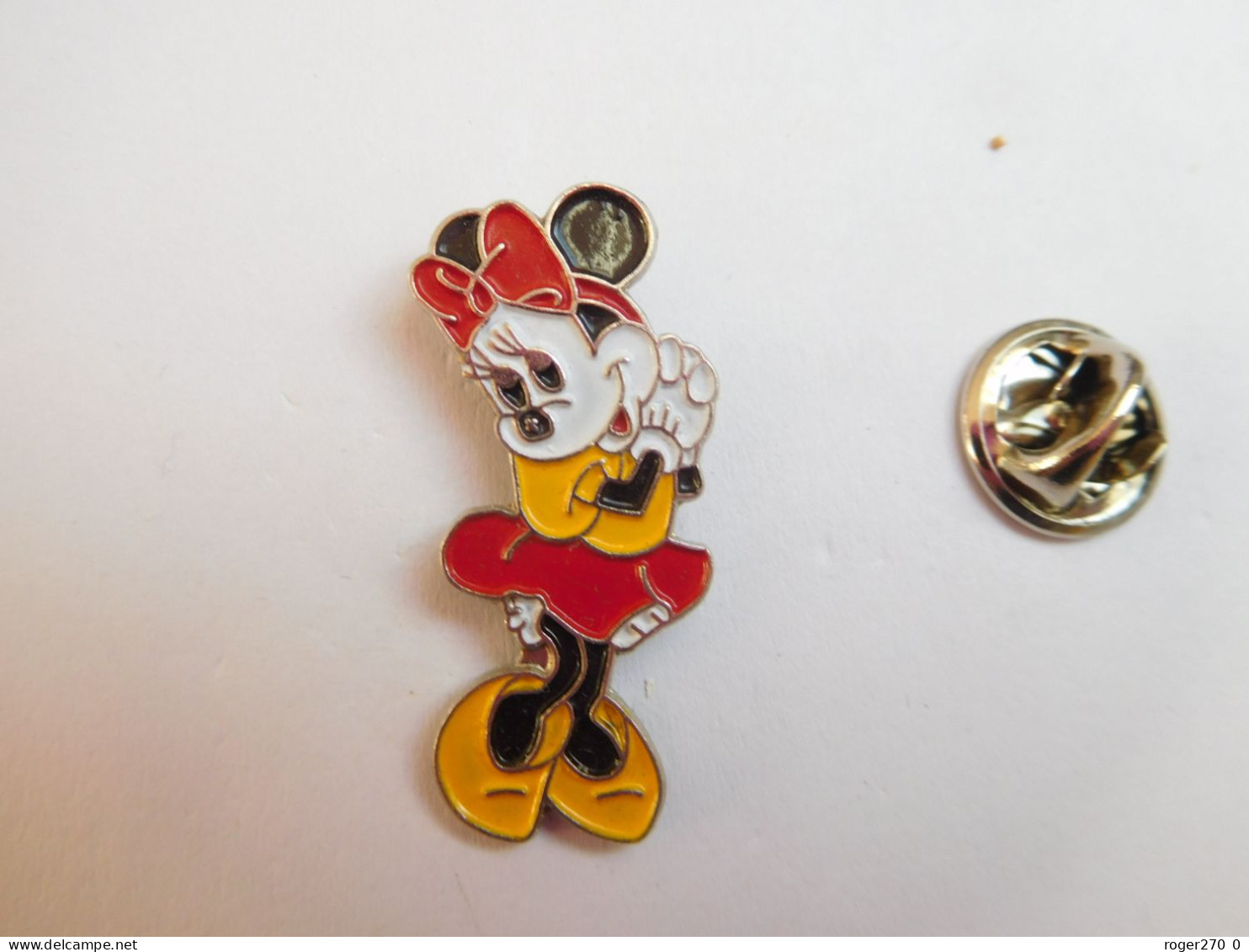 Beau Pin's , Disney , Minnie , Verso Quadrillé , Signé ?? - Disney