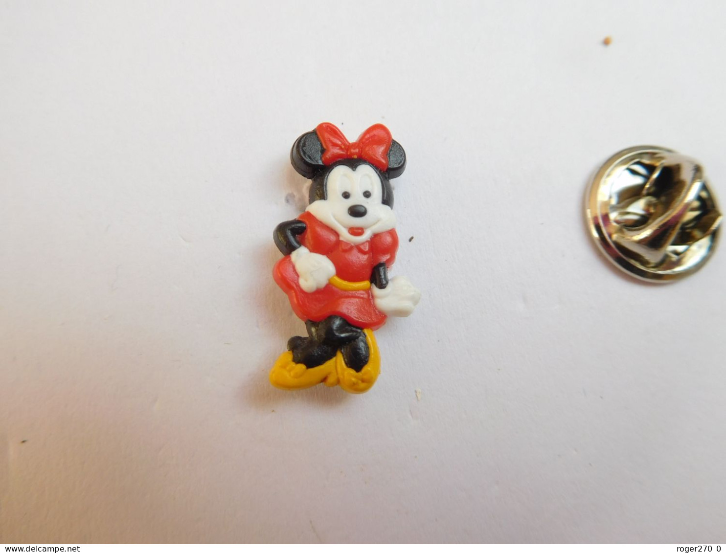 Superbe Pin's En Relief  , Disney , Minnie , En Plastique - Disney