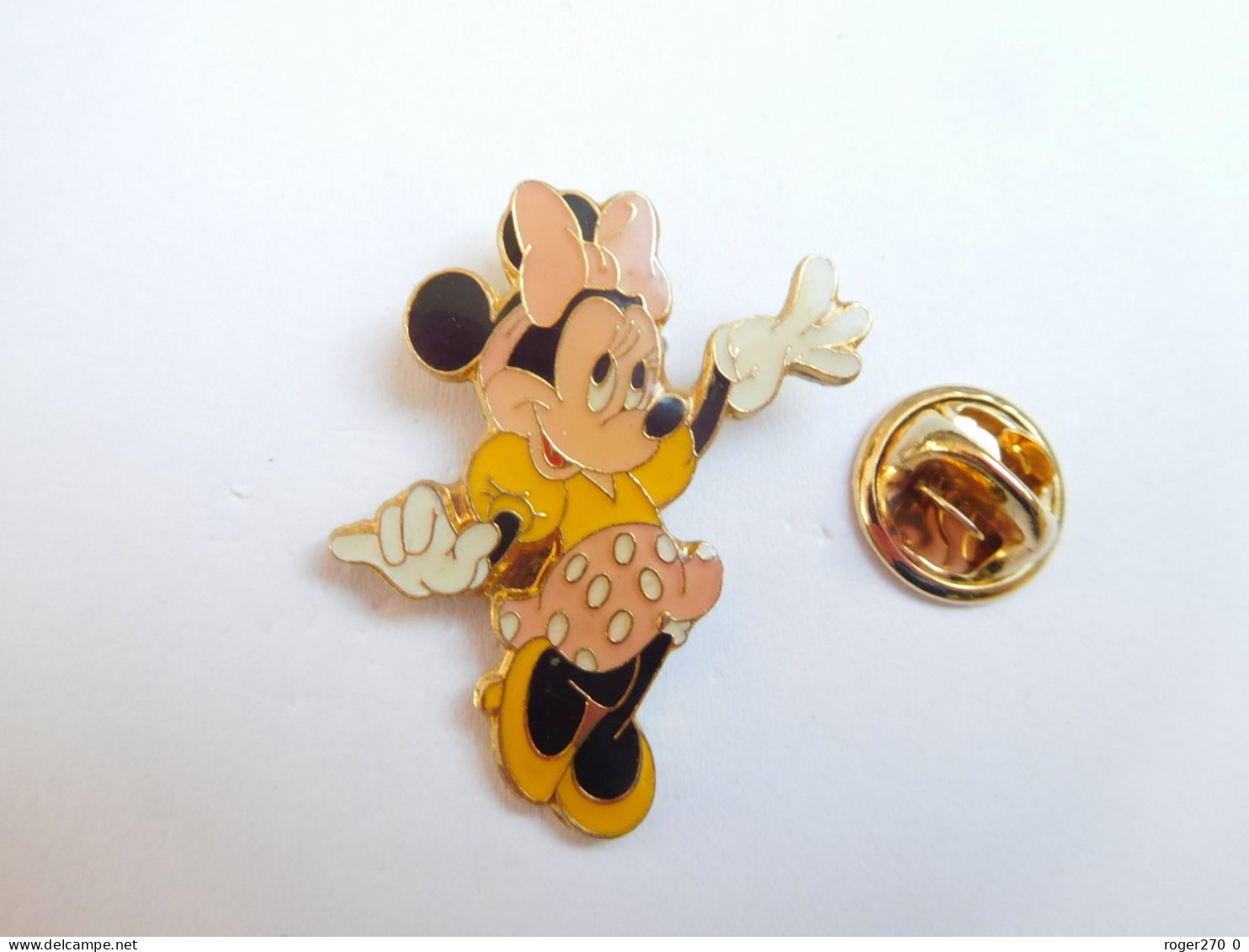 Superbe Pin's   , Disney , Minnie , Signé Arthus Bertrand , Grandes Lettres - Disney