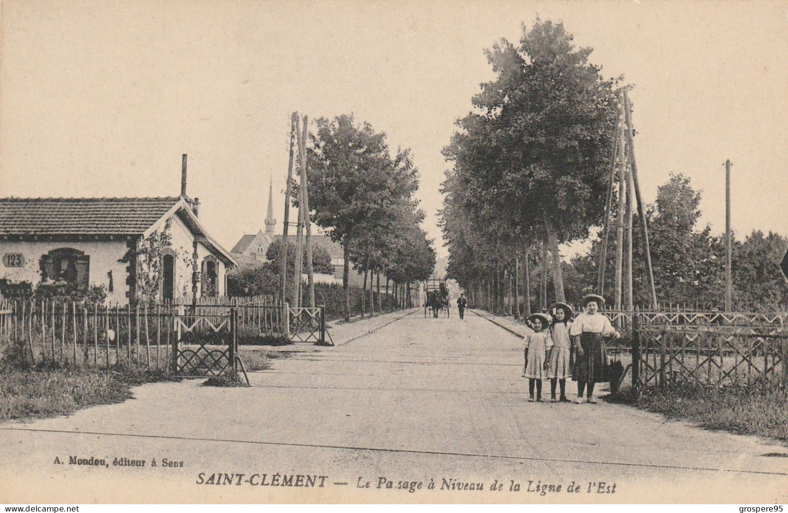 SAINT CLEMENT LE PASSAGE A NIVEAU DE LA LIGNE DE L'EST - Saint Clement