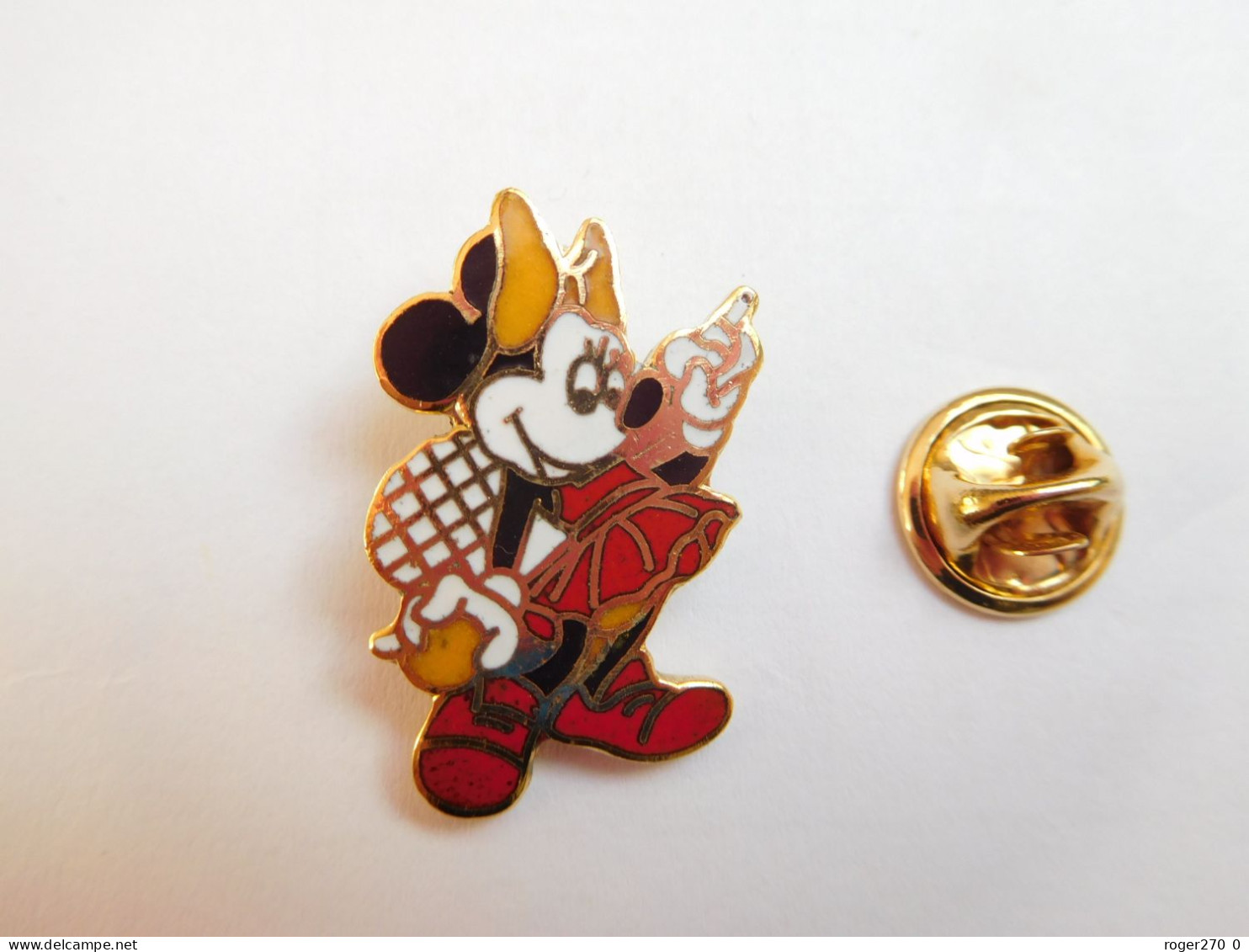 Superbe Pin's  En EGF  , Disney , Minnie , Tennis ,  Non Signé - Disney