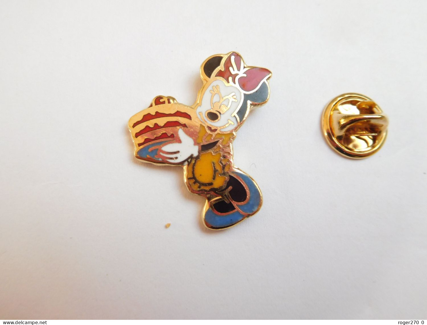 Superbe Pin's  En EGF  , Disney , Minnie , Gâteau , Non Signé - Disney