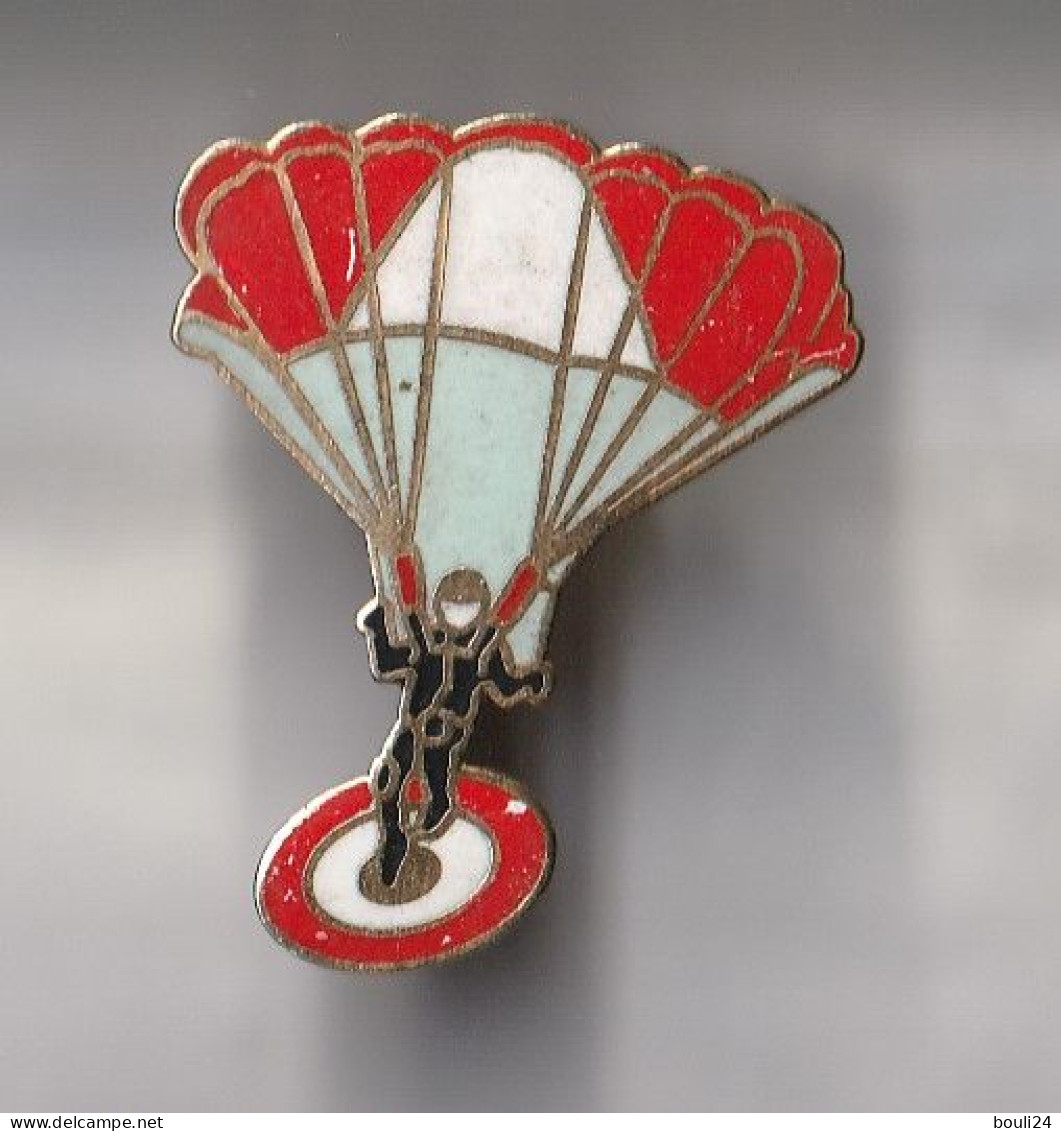 PIN'S THEME SPORT  PARACHUTISME   PARACHUTISTE ATTERISSAGE SUR ZONE - Paracaidismo