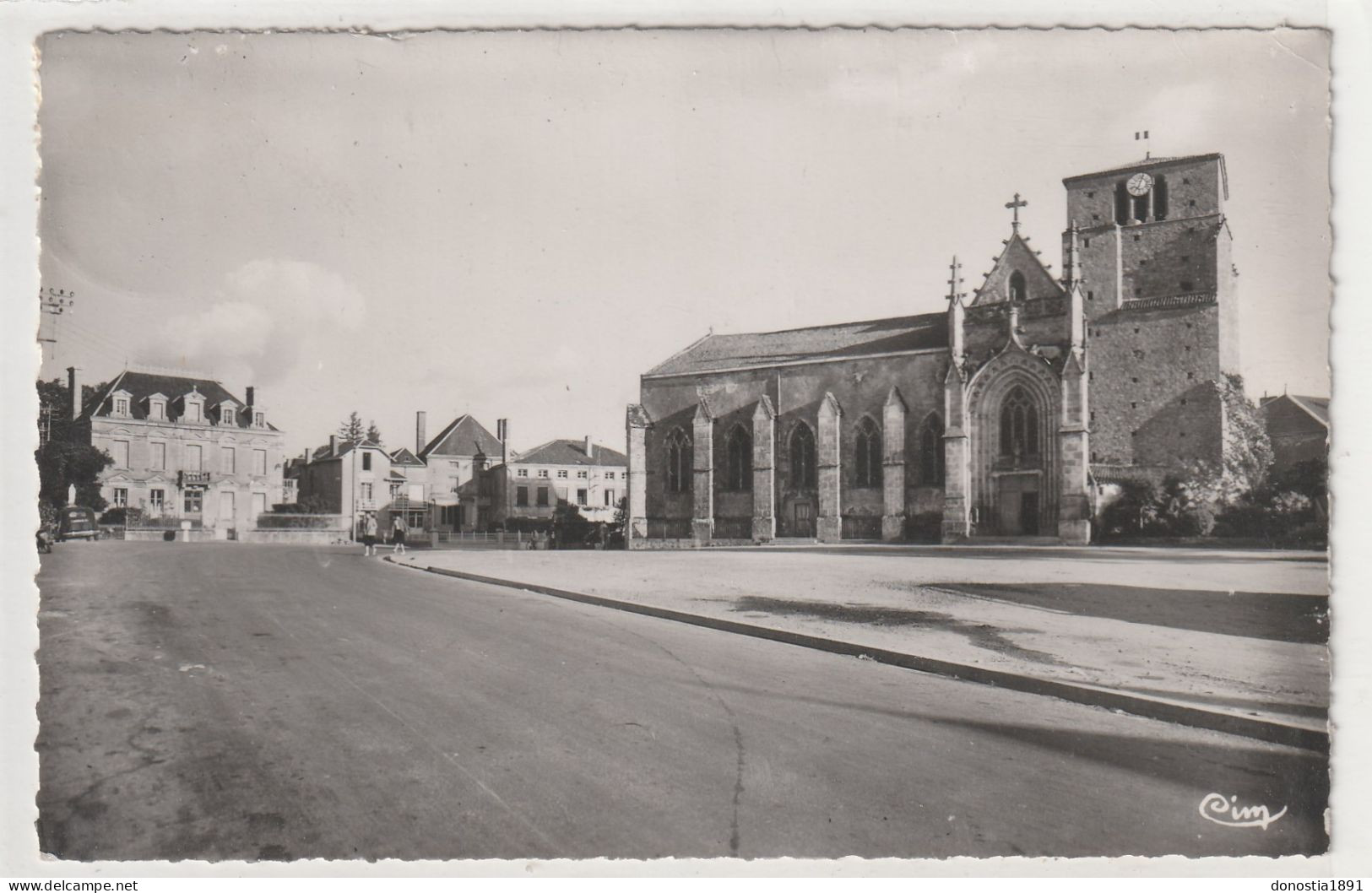 MONCOUTANT (79) Place De L'Eglise - 9x14 Dentelée Glacée - Ed. Combier - Timbrée 1953 - Moncoutant