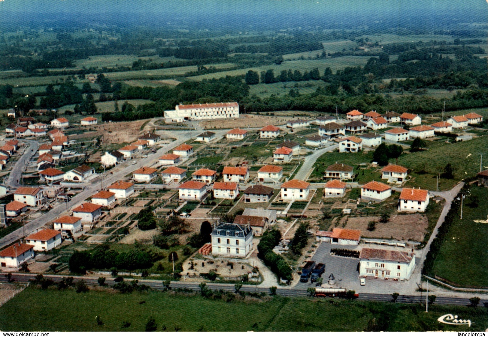 87 - CHALUS / VUE AERIENNE AVEC LA MAISON DE RETRAITE - Chalus