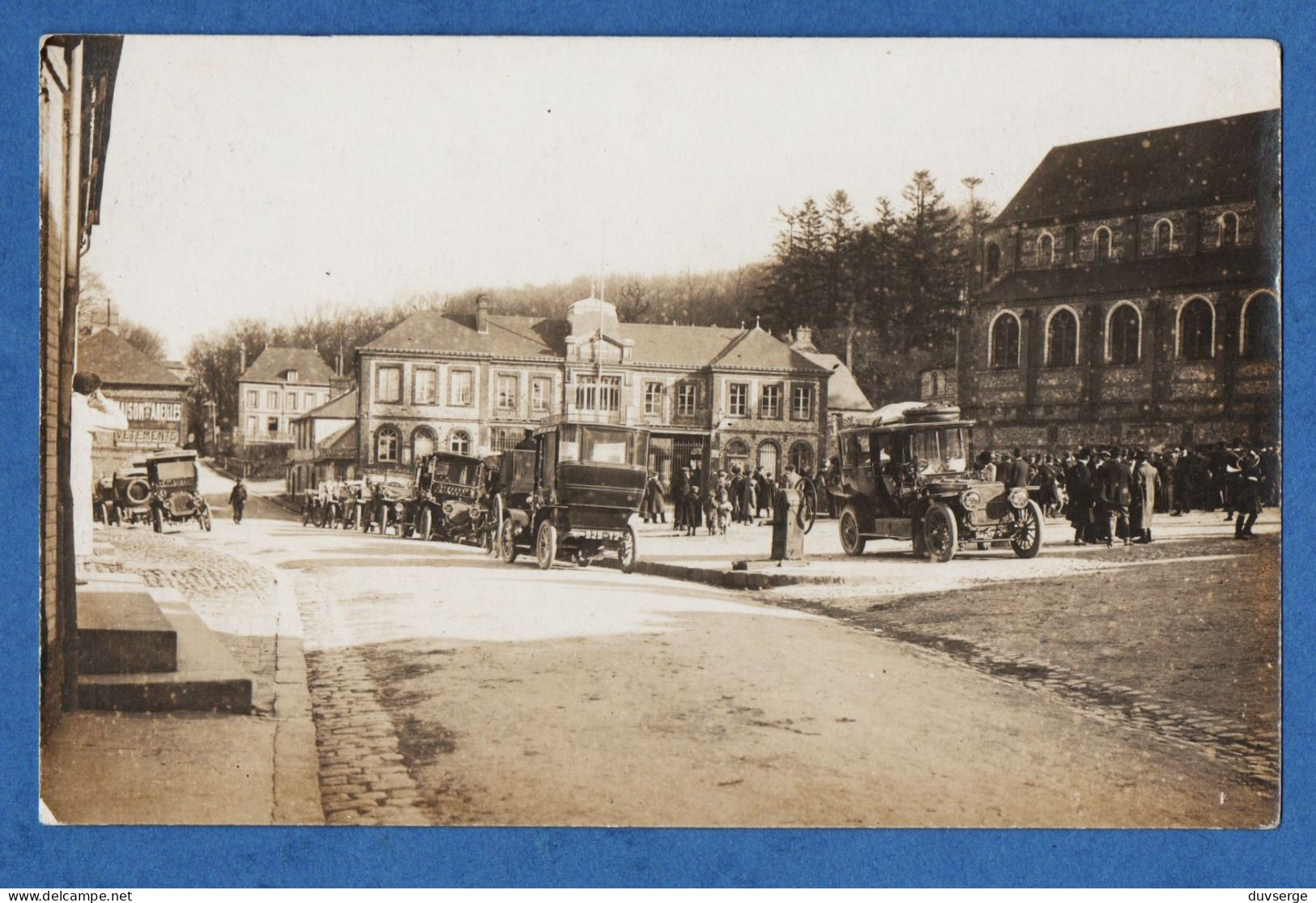 76 Seine Maritime Valmont La Halle Et L ' Eglise Avec Vieilles Voitures Carte Photo (format 9cm X 14cm ) - Valmont