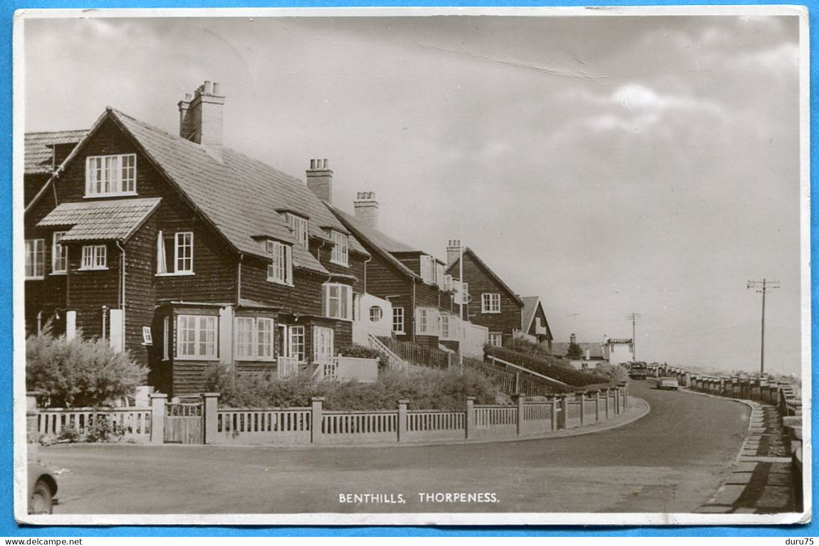 ANGLETERRE * THORPENESS The BENTHILLS ( East Suffolk Rue Village * Paroisse D'Aldingham ) Carte Glacée Voyagé 1953 - Autres & Non Classés