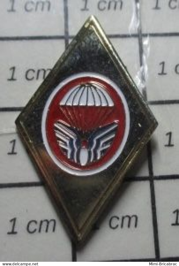 222 Pin's Pins / Beau Et Rare / MILITARIA / INSIGNE PARACHUTISTE A IDENTIFIER - Militaria