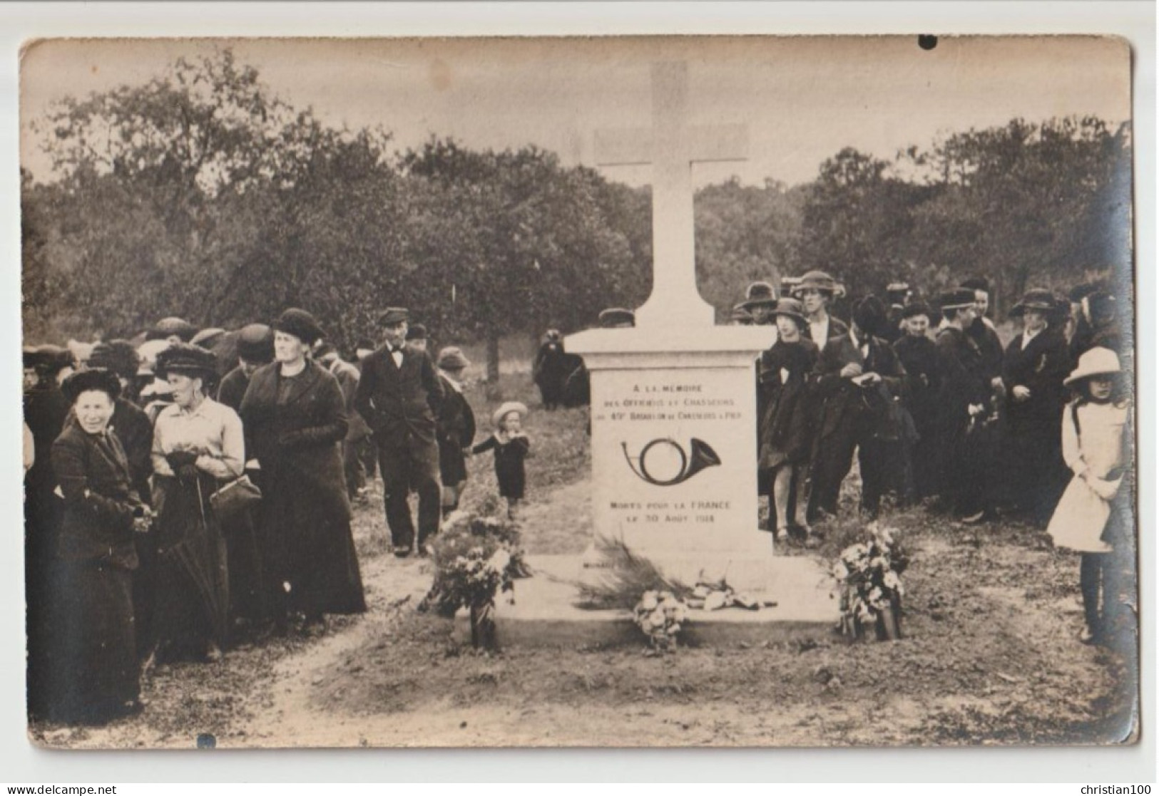 CARTE PHOTO -  LE CHESNOIS AUBONCOURT - INAUGURATION DU MONUMENT A LA MEMOIRE DES OFFICIERS ET CHASSEURS DU 49 ème Zz - Fumay