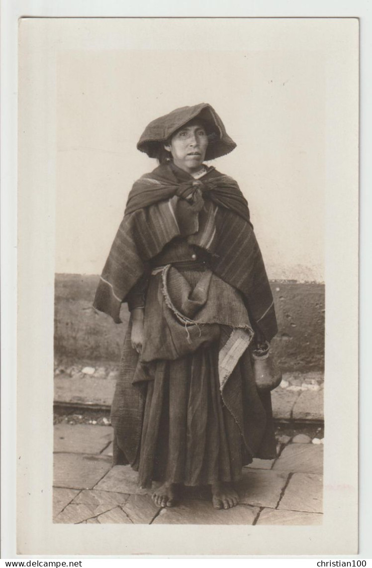 CARTE PHOTO -  PEROU ( PERU ) - UNE INDIENNE DE LIMA - COSTUME - MOUCHOIR SUR LES EPAULES POUR METTRE UN BEBE -z R/V Z- - Perù