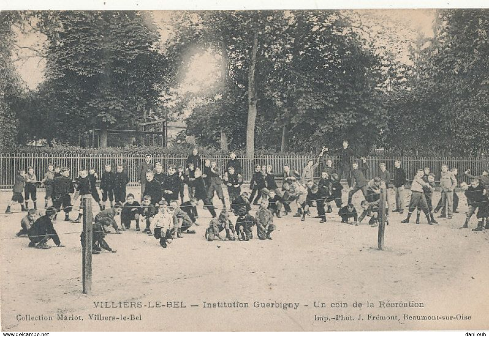 95 // VILLIERS LE BEL    Institution Guerbigny   Un Coin De La Récréation   Coll Marlot - Villiers Le Bel