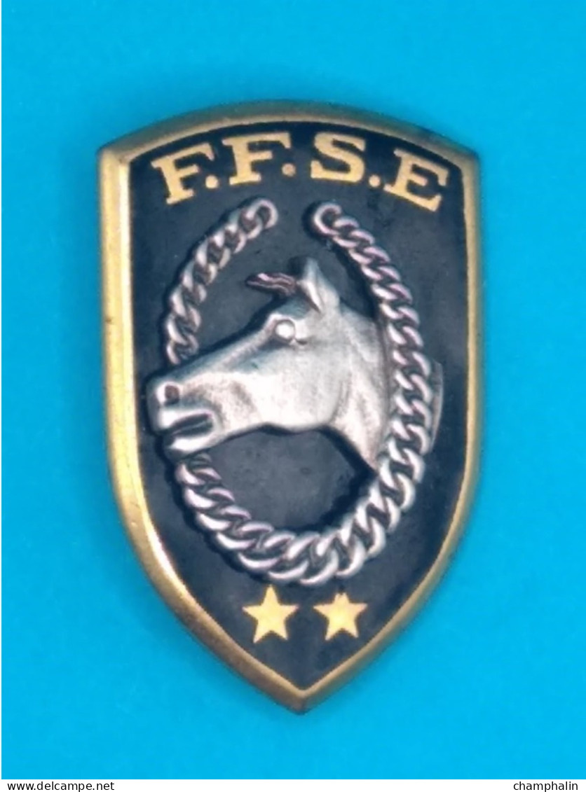 Broche En Métal - FFSE Fédération Française De Sports Equestres - JL Bina 1966 - Pas Un Pin's - Arthus Bertrand - Ruitersport