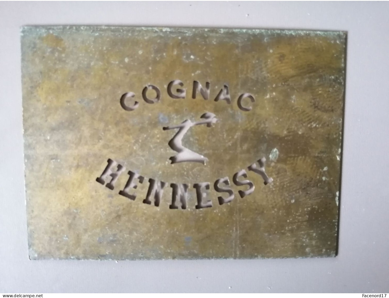 Ancien Pochoir Cognac Hennessy Bras Armé En Cuivre Laiton 11x8 Cm - Autres & Non Classés