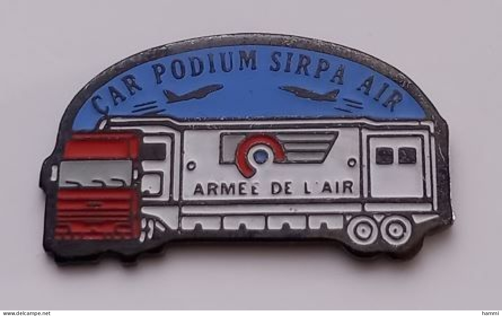 P84 Pin's Armée Militaire Car Podium Sirpa Air Camion Armée De L'air Avion Achat Immédiat - Militaria