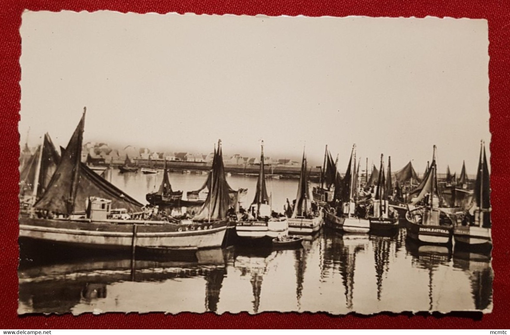 CPSM Petit Format - Guilvinec -(Finistere) - Le Port - Bateaux De Pêche Au Mouillage - Guilvinec