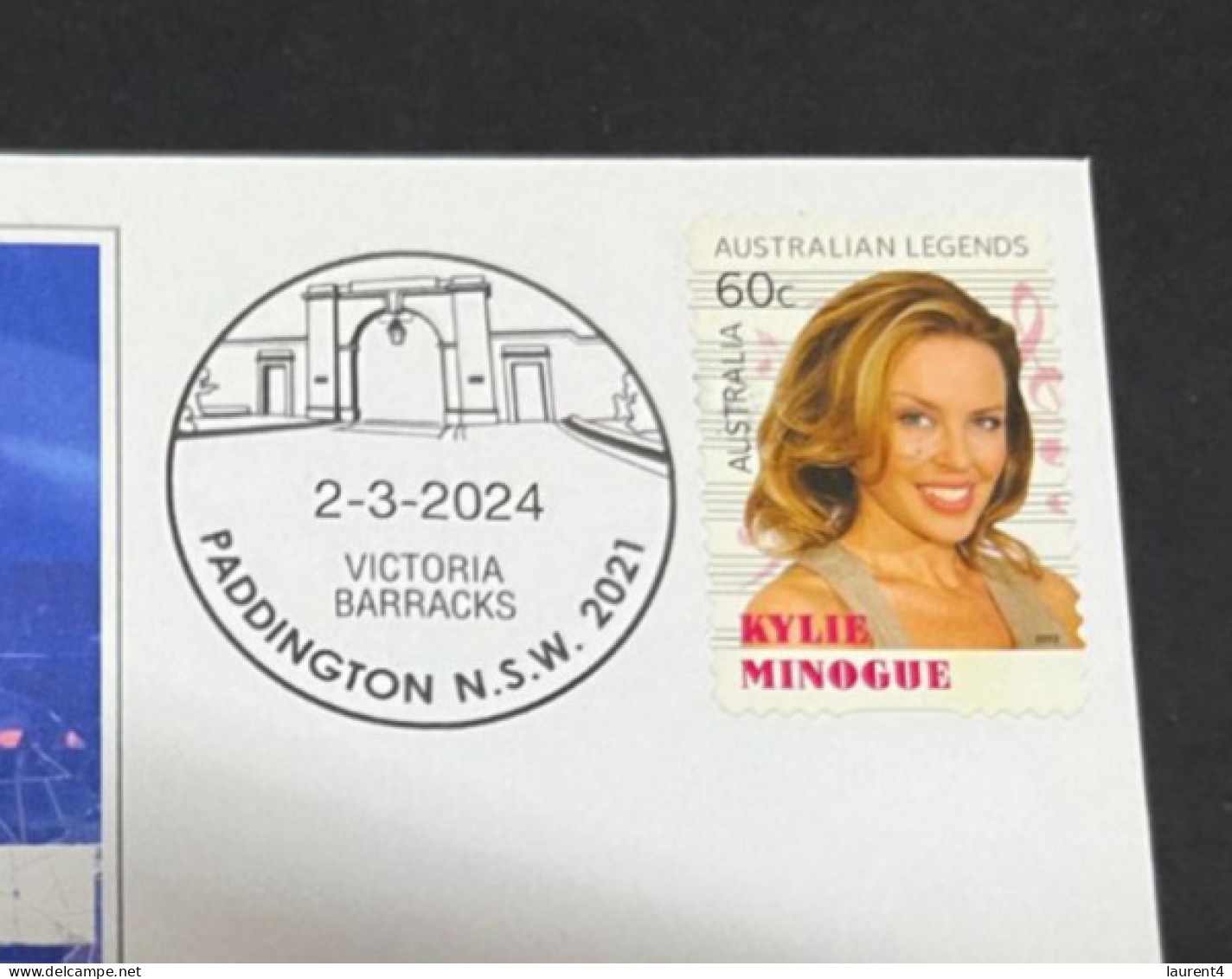 17-3-2024 (3 Y 17) Kylie Minogue Receive The Global Icon Gong At The 2024 Brit Music Awards (with Kylie Minogue Stamp) - Sänger