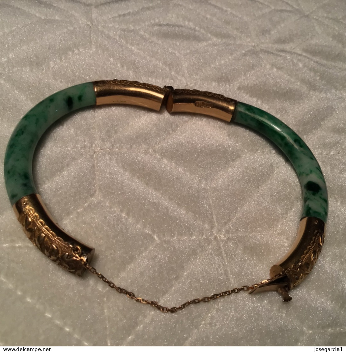 Women’s 8mm Chinese Jadeite and 18 karat Gold Hinged Bangle Bracelet