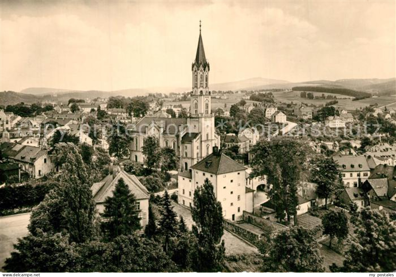 73565495 Eibenstock Stadtbild Mit Kirche Mit Blick Auf Den Auersberg Eibenstock - Eibenstock