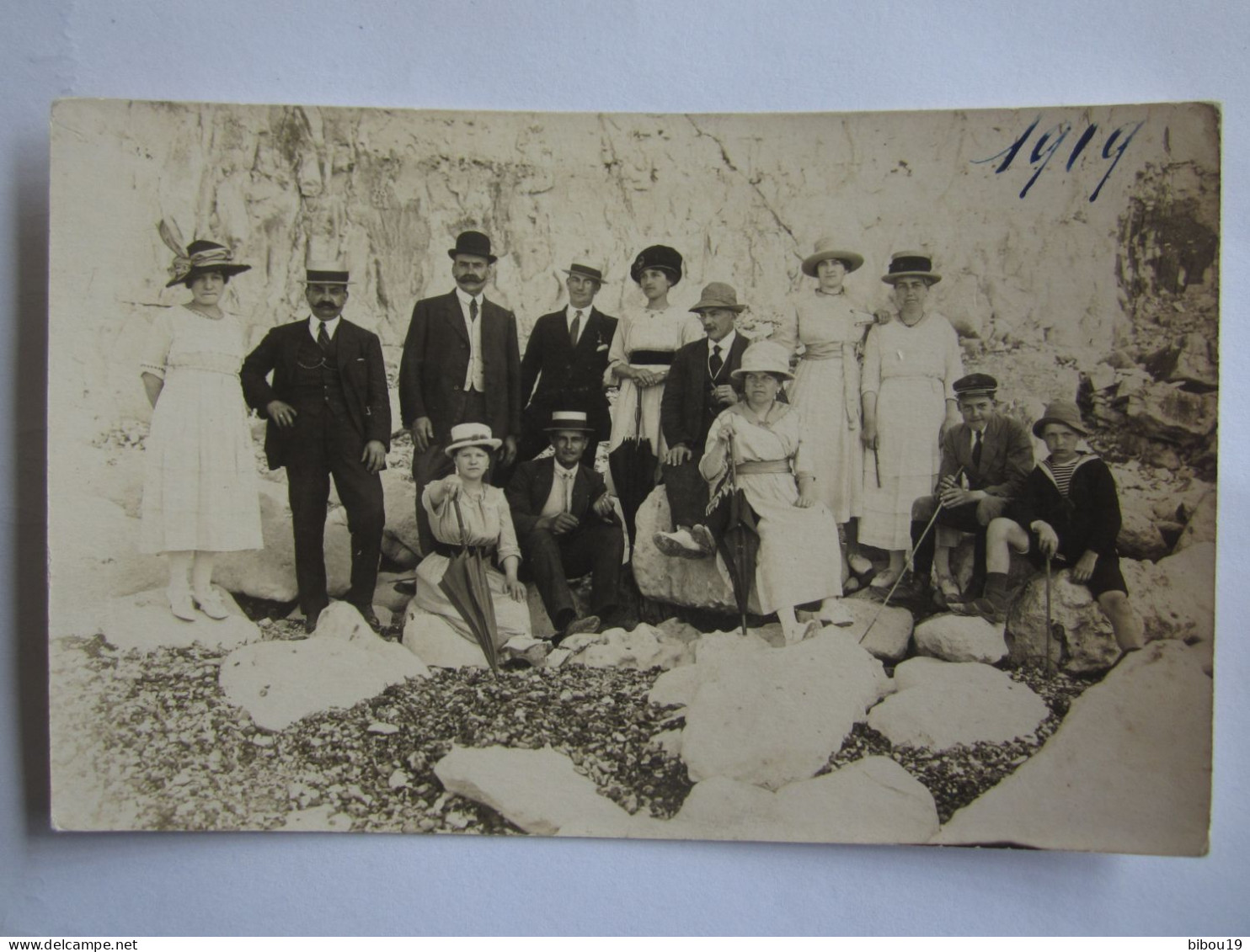 CPA  CARTE PHOTO   SANGATTE UN GROUPE AU PIED DES FALAISES DE BLANC NEZ - Sangatte