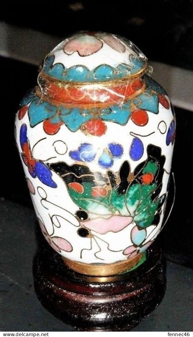 Lot De 5 Petites Urnes Sur Leur Socle En Cloisonné De Chine (motifs Différents) - Asiatische Kunst