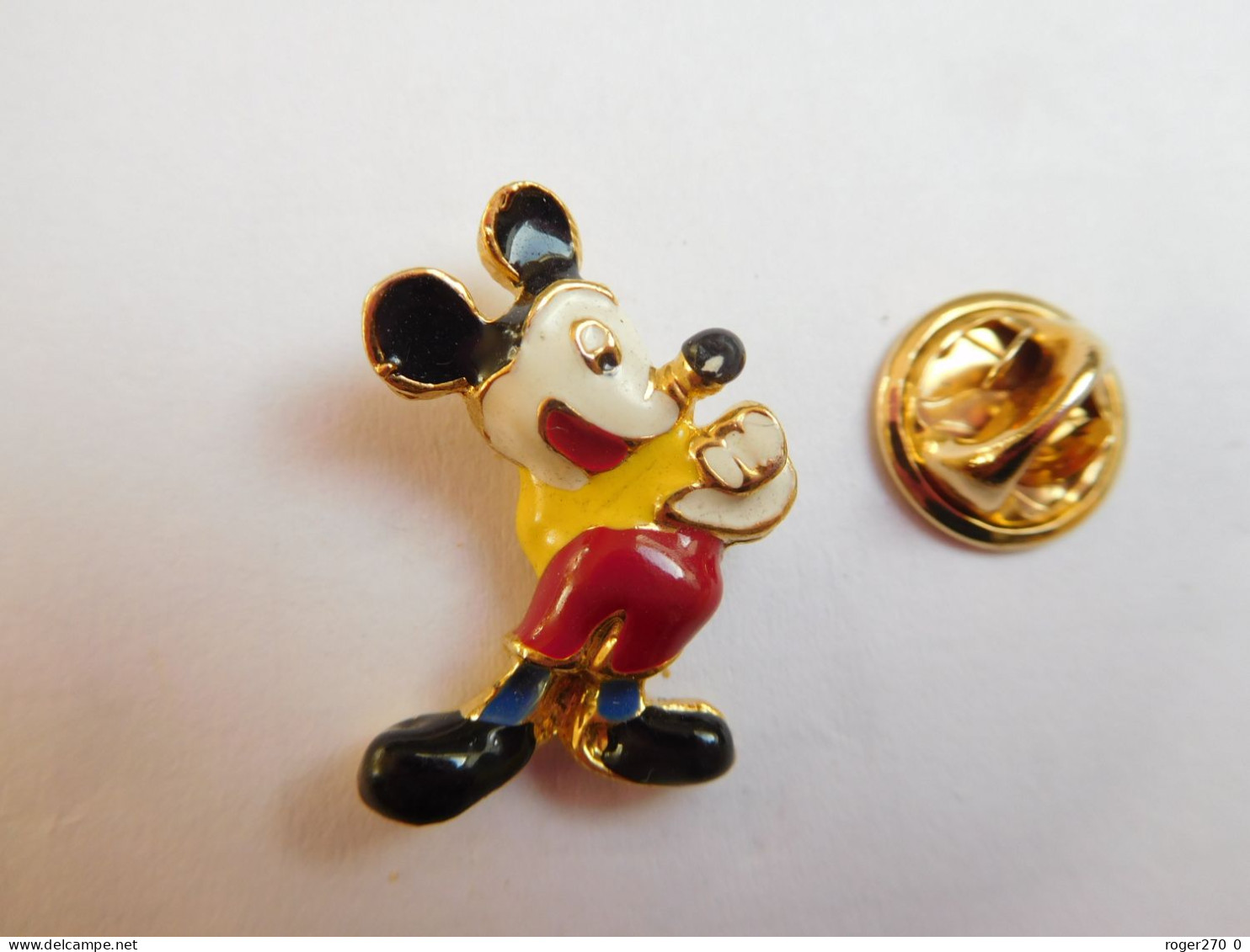 Superbe Pin's En Relief , Disney , Mickey - Disney