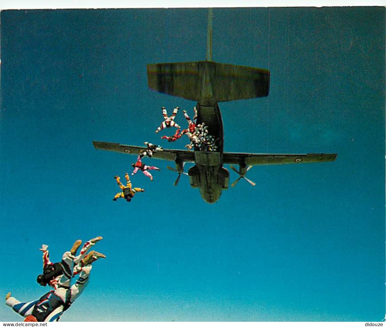 Aviation - Parachutisme - Saut Commandé Tranche Arrière - CPM - Voir Scans Recto-Verso - Parachutting