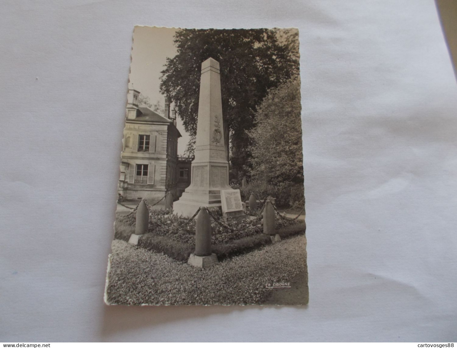 LIANCOURT ( 60 Oise ) LE MONUMENT AUX MORTS GROS PLAN TIMBRE PAS OBLITERER - Liancourt