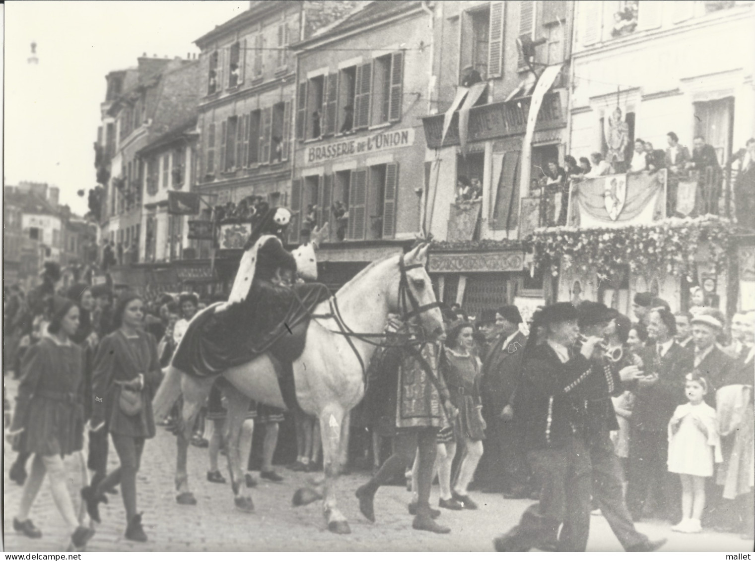 Photo Grand Format (reproduction) - Défilé Passant Place De L'étape  - Fontainebleau - 1946 - Other & Unclassified