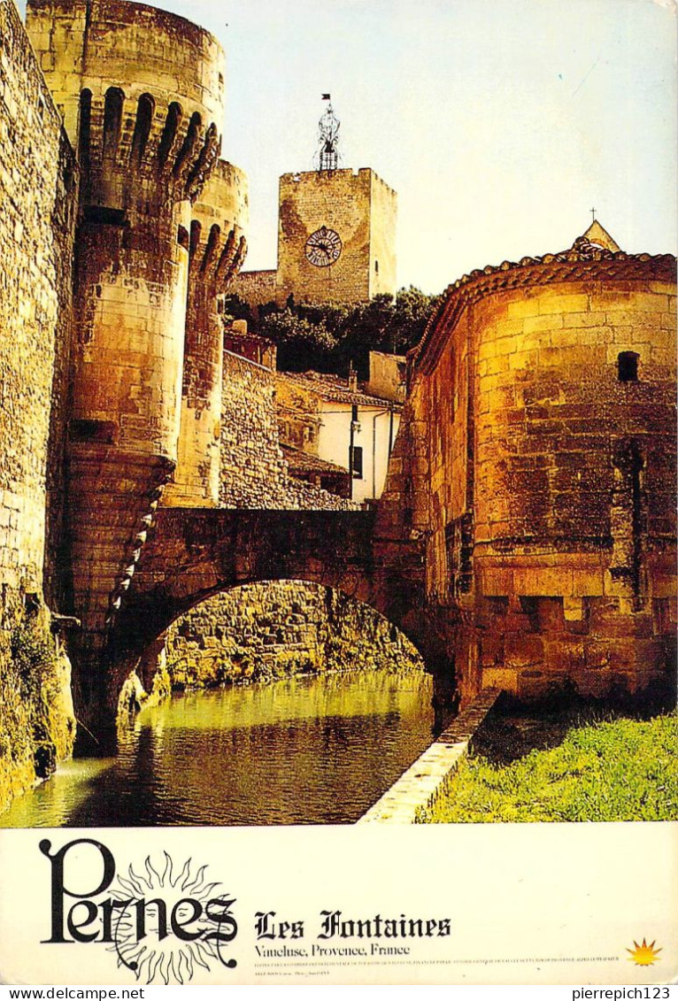 84 - Pernes Les Fontaines - Vue Sur La Tour De L'Horloge - Pernes Les Fontaines