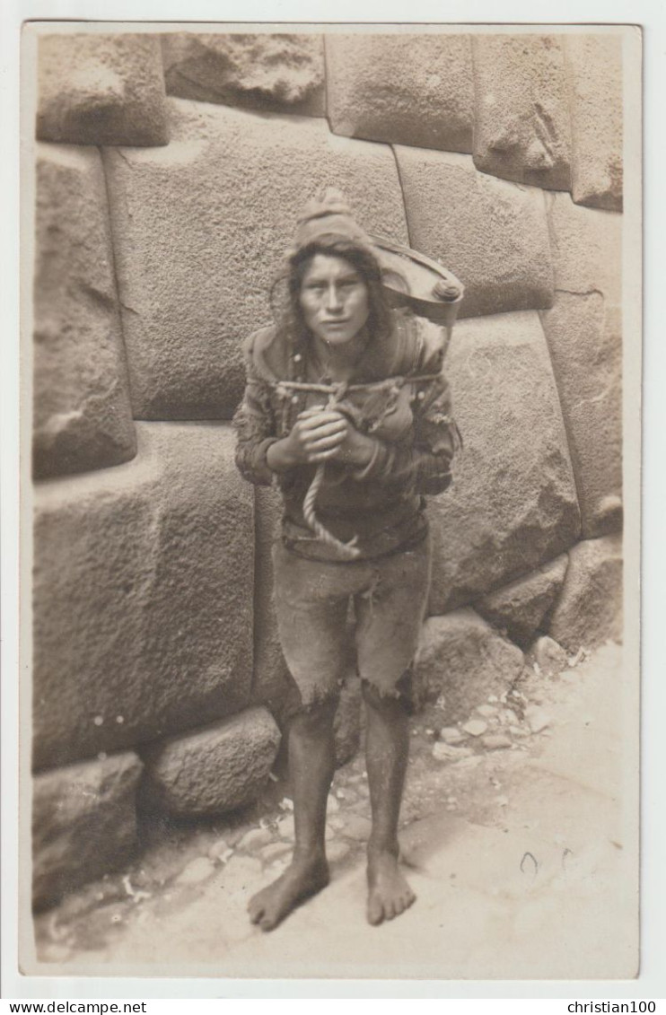 CARTE PHOTO T. VARGAS AREQUIPA DE 1904 - PEROU ( CUZCO ) - UNE INDIENNE DEVANT LA MURAILLE DU PALAIS DES INCAS -z R/V Z- - Perú