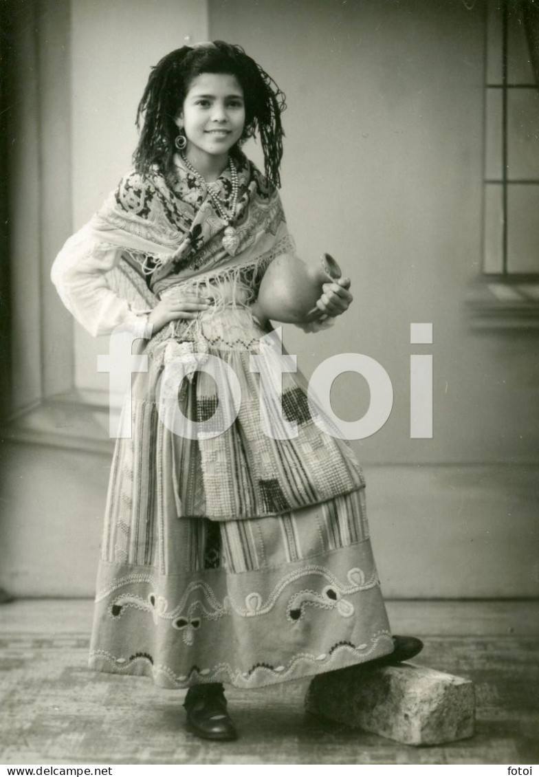 50s REAL STUDIO PHOTO POSTCARD VIANA MINHO COSTUME GIRL JEUNE FEMME FILLE PORTUGAL - Viana Do Castelo