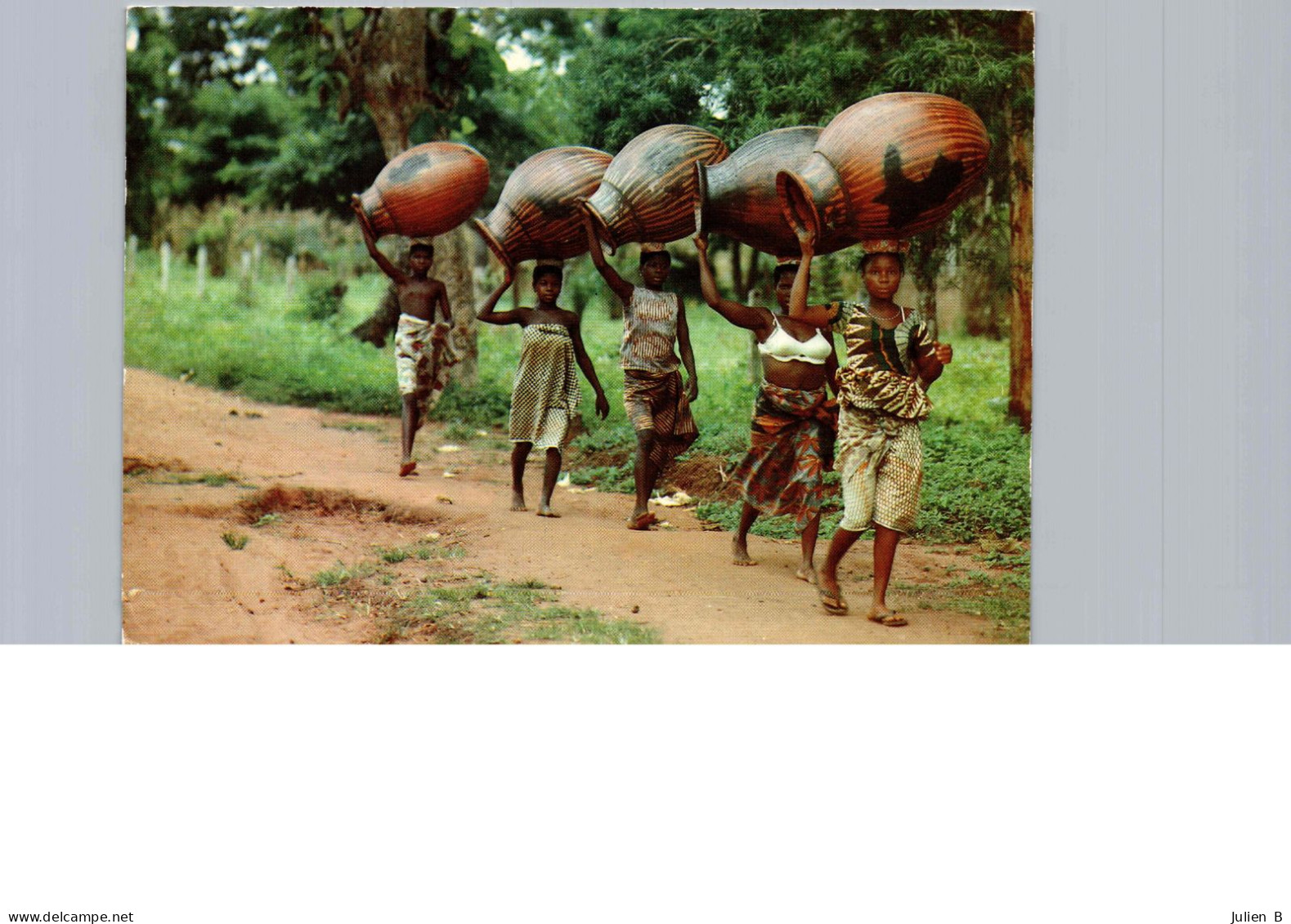 Togo, En Route Vers Le Marché Pour La Vente Des Poteries - Togo