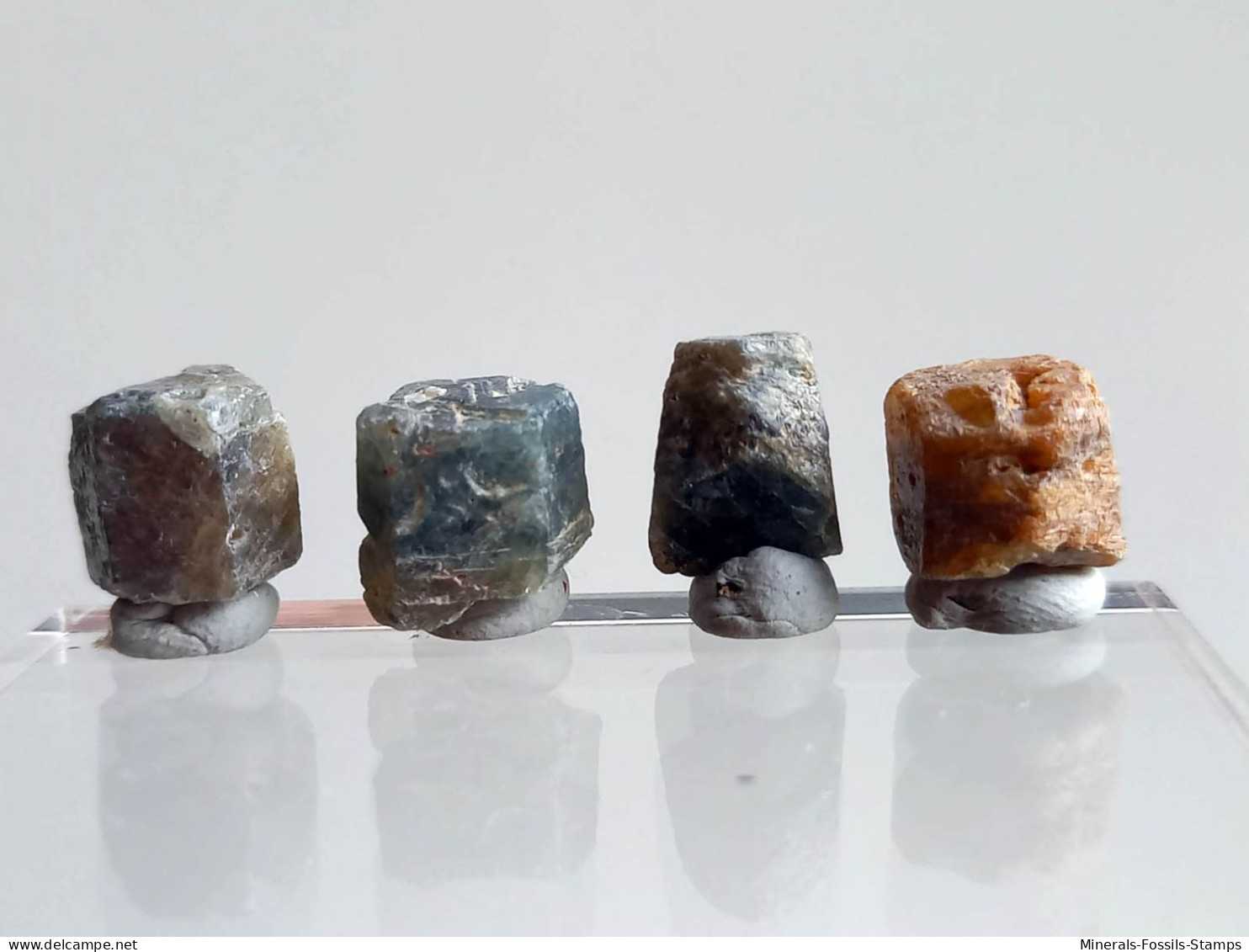 #T39 - Cristaux De Béryl Var. AIGUE-MARINE Et RUBIS Naturel (Inde) - Minerales