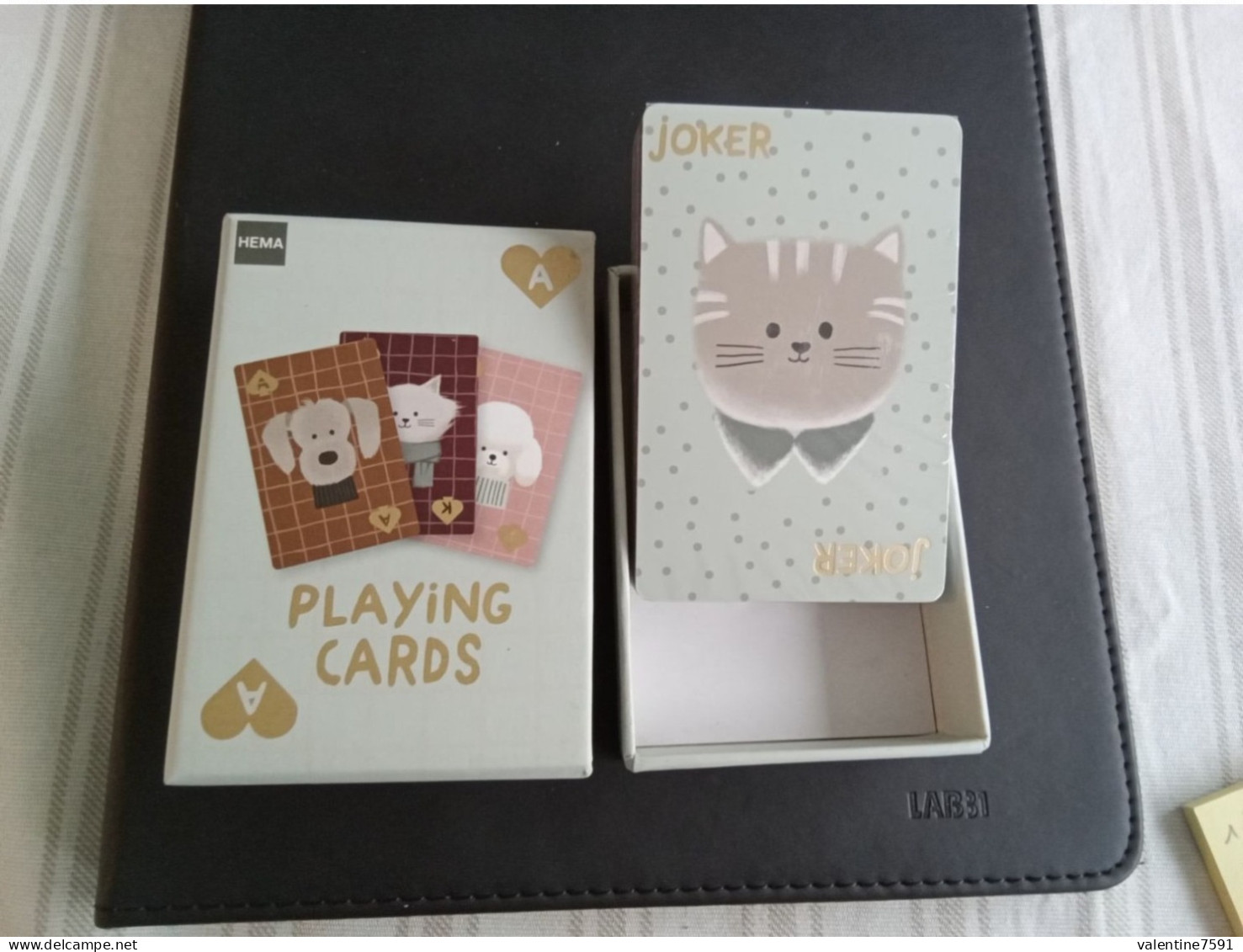 Jeu 54 Cartes "  PLAYING CARDS "    Neuf  S/blister    ,joli Boîtier Assorti   Net  8 - Cartes à Jouer Classiques