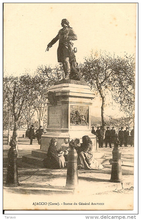 CORSE - AJACCIO - Marché Place Abatucci - Une Femme Et Ses Enfants Au Pied De La Statue Du Général - Ajaccio