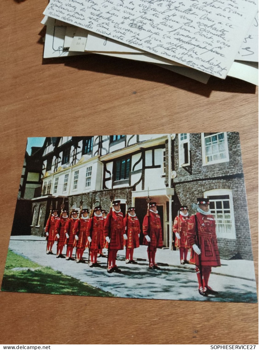 548 //  TOWER OF LONDON / YEOMEN WARDERS ON CEREMONIAL CHURCH PARADE - Tower Of London