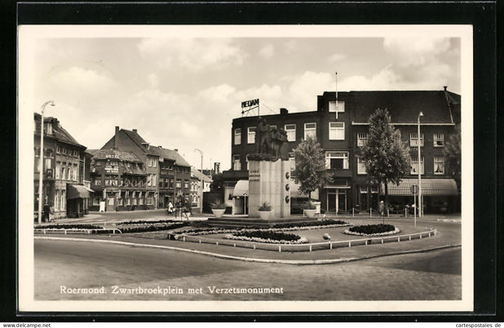 AK Roermond, Zwartbroekplein Met Verzetsmonument  - Roermond
