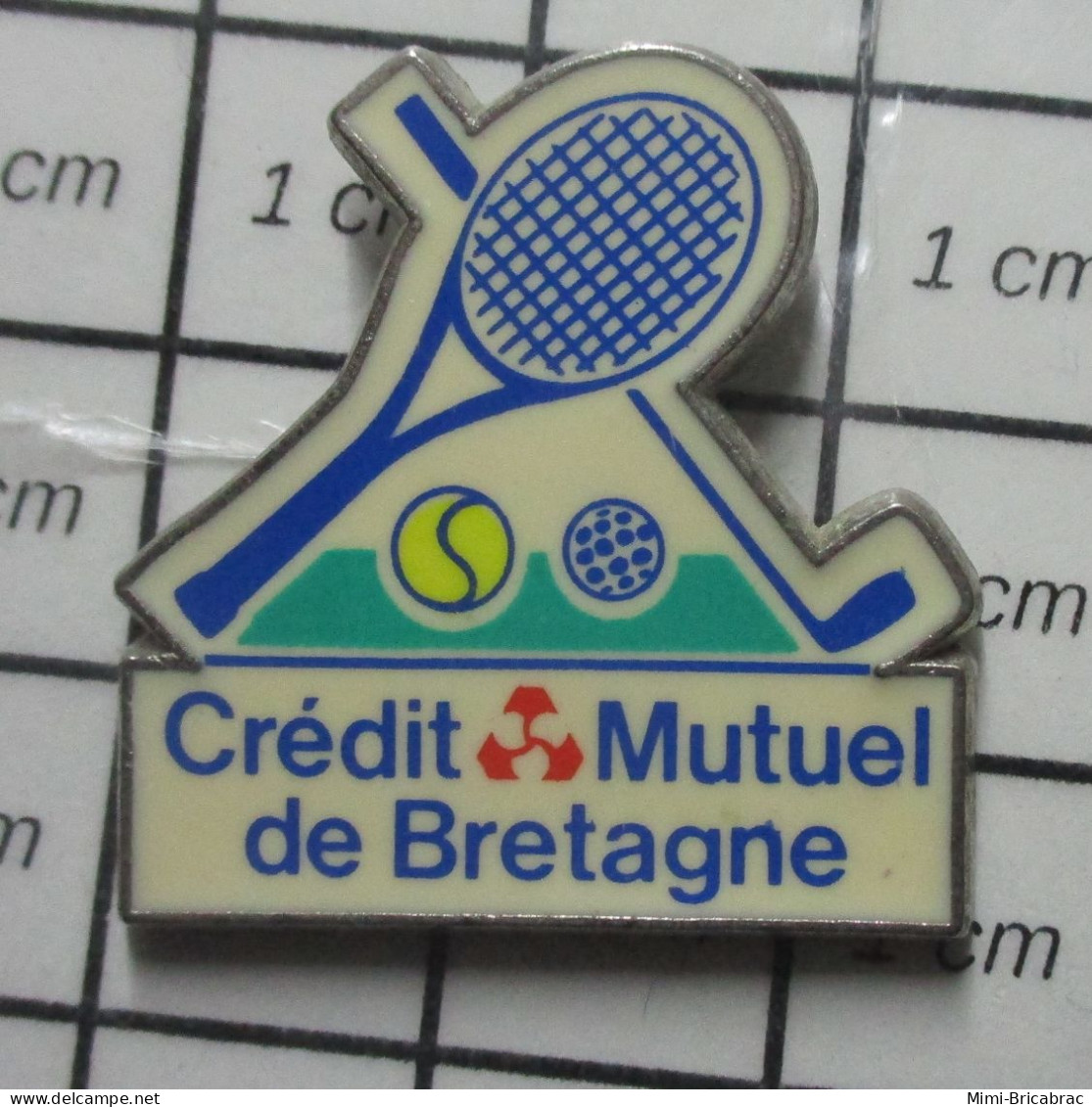 511D Pin's Pins / Beau Et Rare / BANQUES / CREDIT MUTUEL DE BRETAGNE RAQUETTE CLUB GOLF BALLES - Bancos