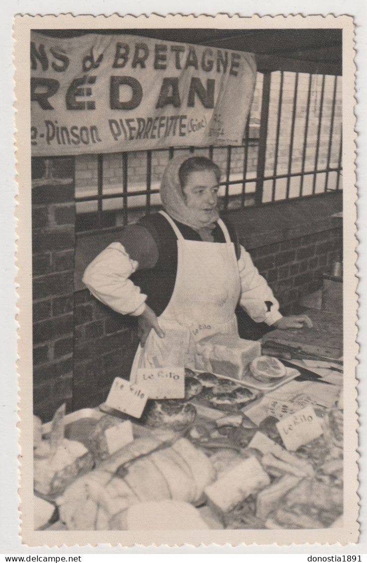 PIERREFITTE- Photo-carte (1954) 85x135 Dentelée, Glacée- Marché, Salaisons C.TREDAN, Vendeuse, Marchandises - Pierrefitte Sur Seine