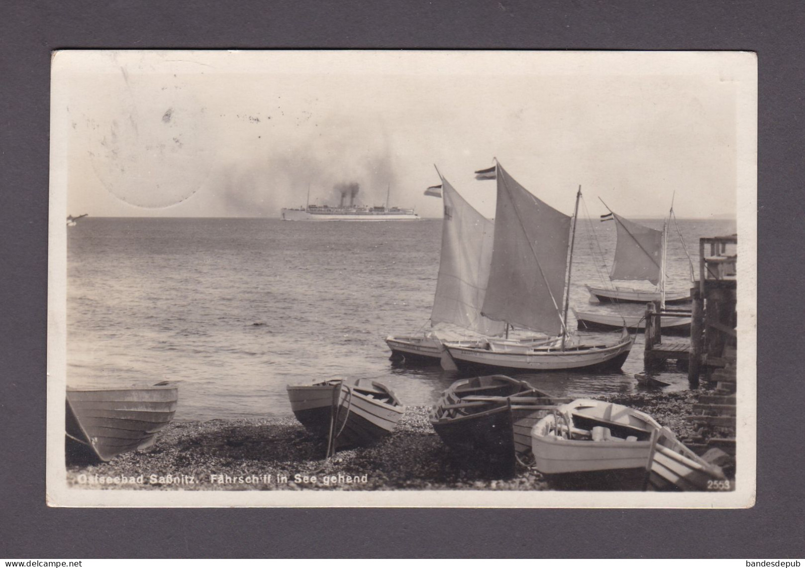 AK Ostseebad Sassnitz Fährschiff In See Gehend ( Bateaux Paquepot En Arriere Plan 58640) - Sassnitz