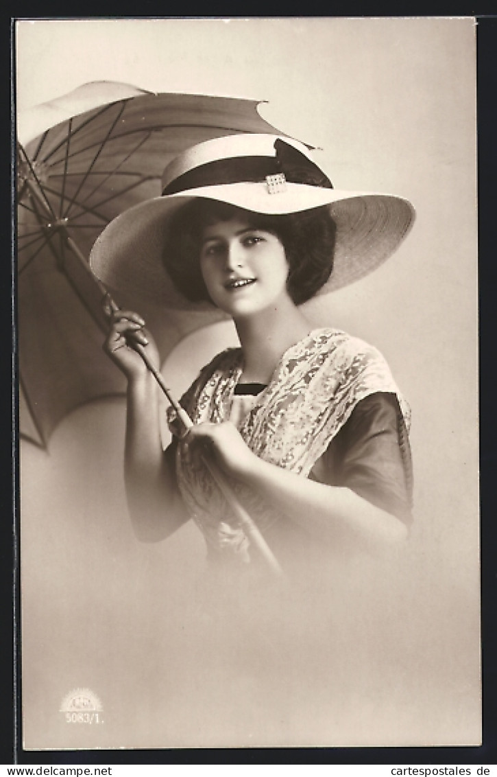 AK Junge Frau Mit Schirm Und Grossem Sonnenhut  - Mode