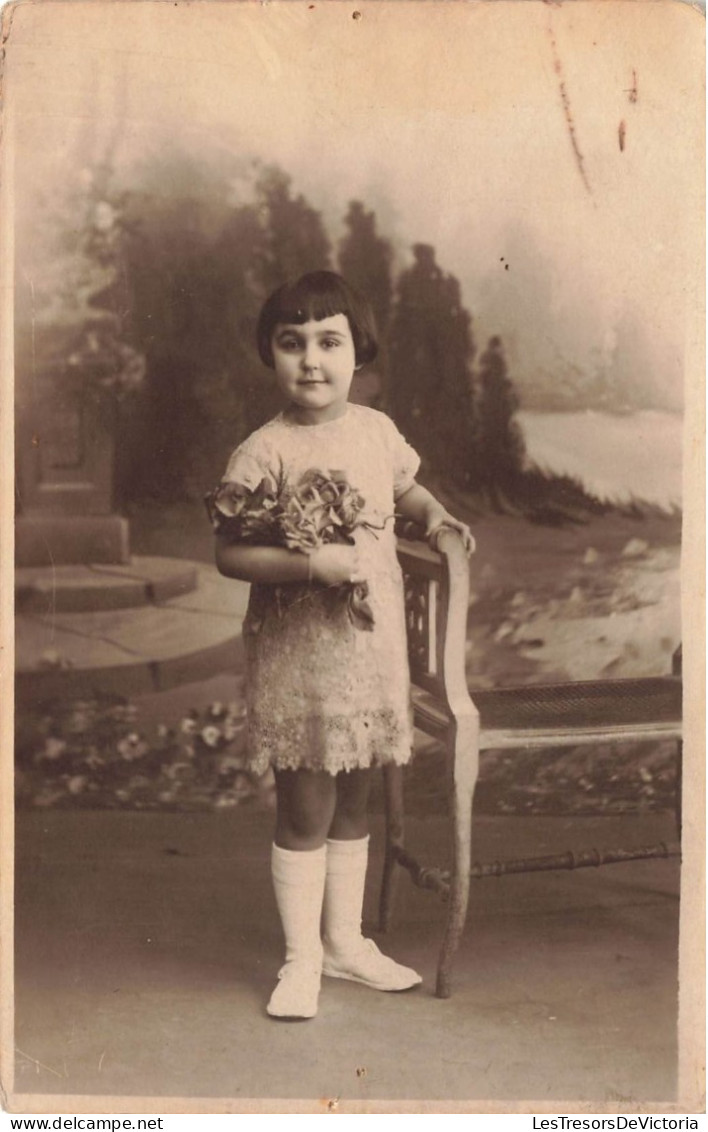 ENFANTS - Une Petite Fille Debout - Seule - Tenant Un Bouquet De Fleur Dans Sa Main - Carte Postale Ancienne - Andere & Zonder Classificatie