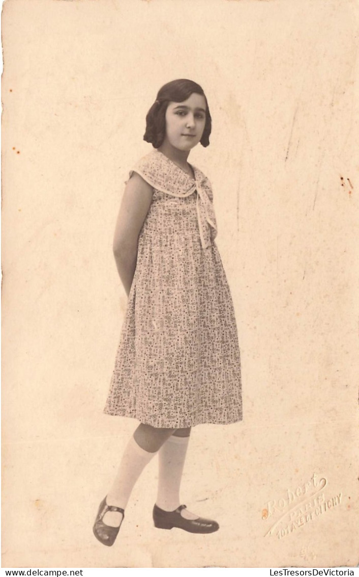 ENFANTS - Une Jeune Fille Seule Debout Portant Une Robe - Carte Postale Ancienne - Andere & Zonder Classificatie