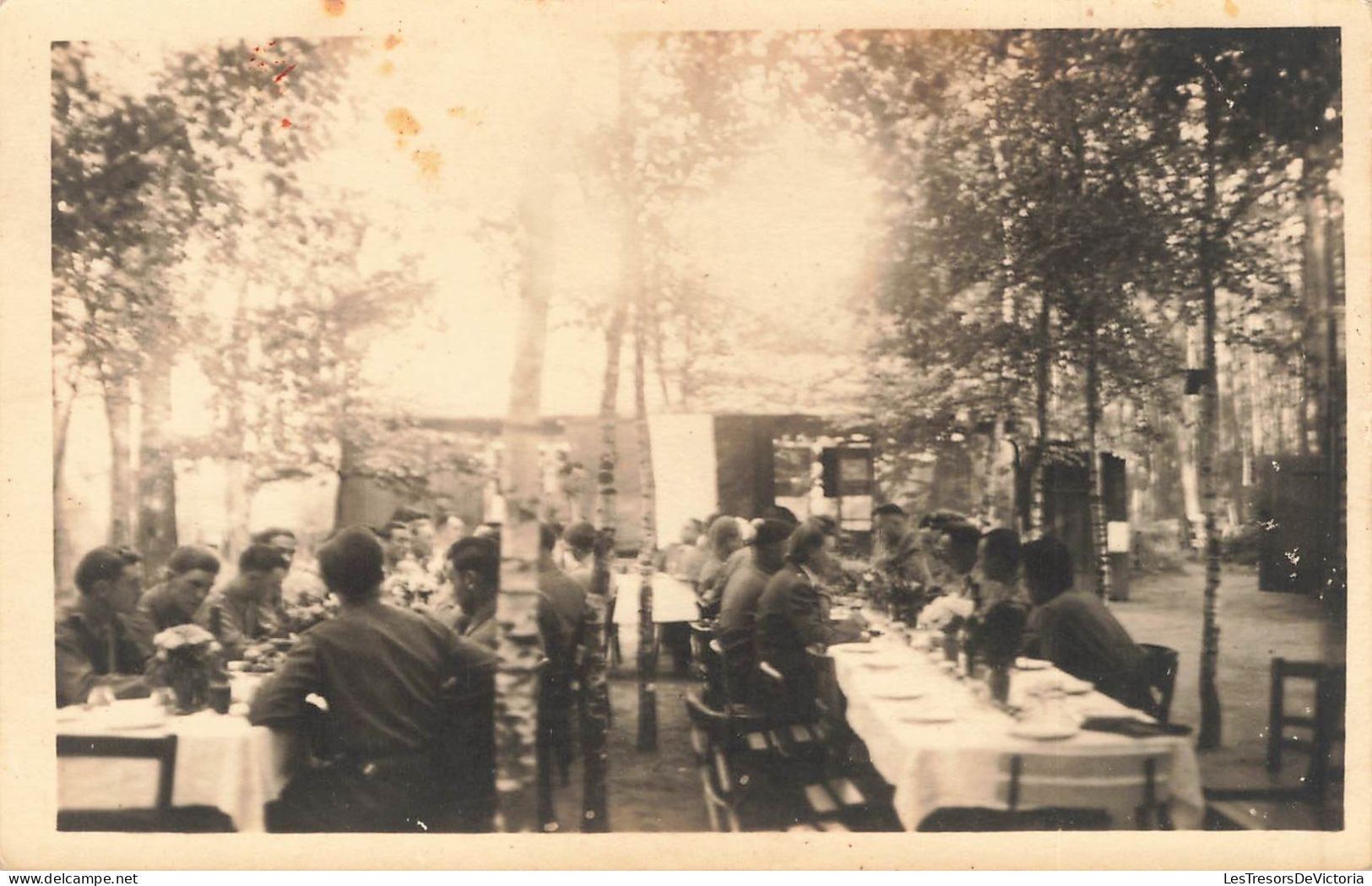 FANTAISIES - Hommes - Un Groupe D'homme Assis Sur Des Grandes Tables - Carte Postale Ancienne - Männer