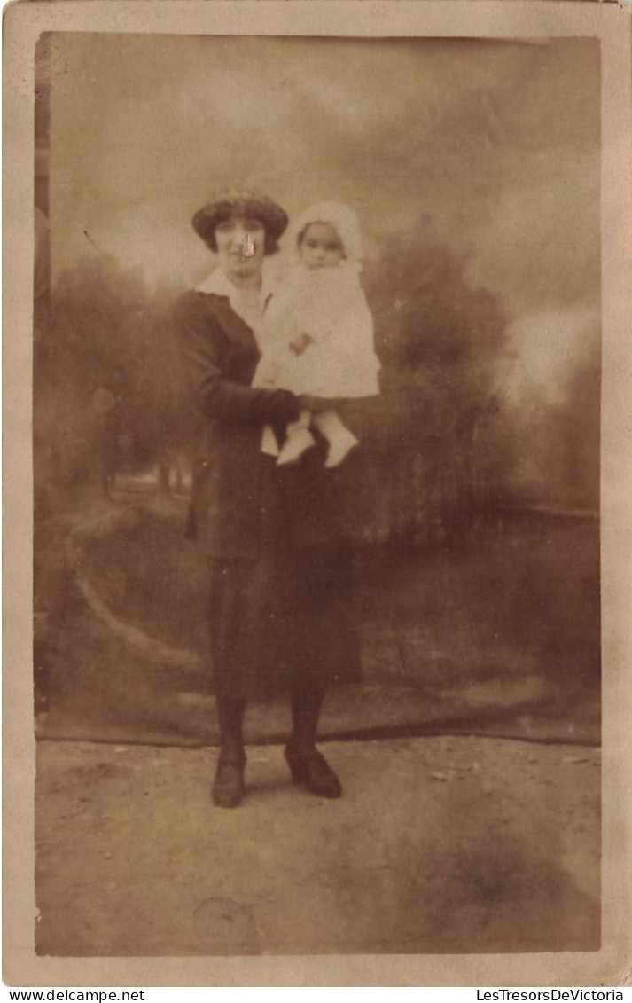 FANTAISIES - Femmes - Une Femme Debout Portant Un Bébé Dans Ses Bras - Carte Postale Ancienne - Frauen