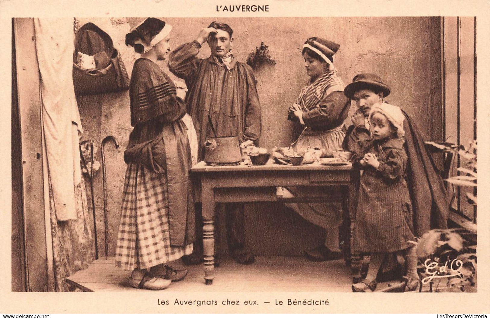 FRANCE - L'Auvergne - Les Auvernats Chez Eux - Le Bénédicité - La Famille Autour Du Table - Carte Postale Ancienne - Auvergne