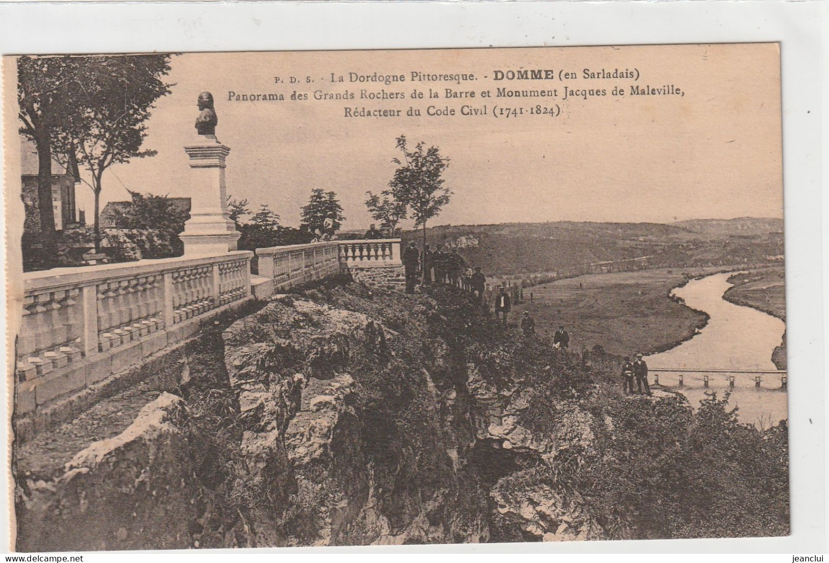 DOMME . PANORAMA DES GRANDS ROCHERS DE LA BARRE ET MONUMENT JACQUES DE MALEVILLE REDACTEUR DU CODE CIVIL . NON ECRITE - Domme